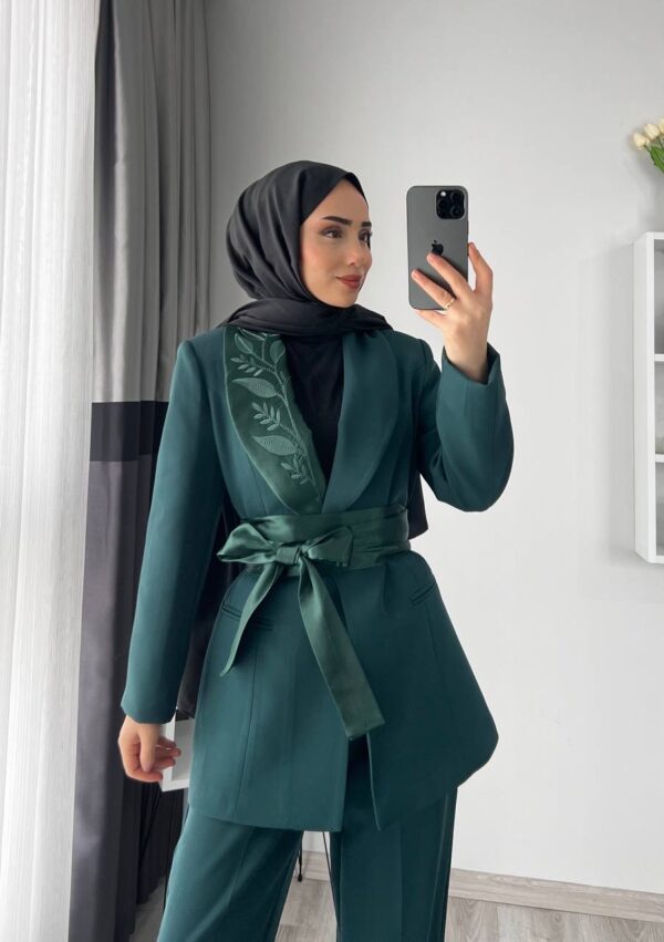 Conjunto Sastre con Cinturón Satinado